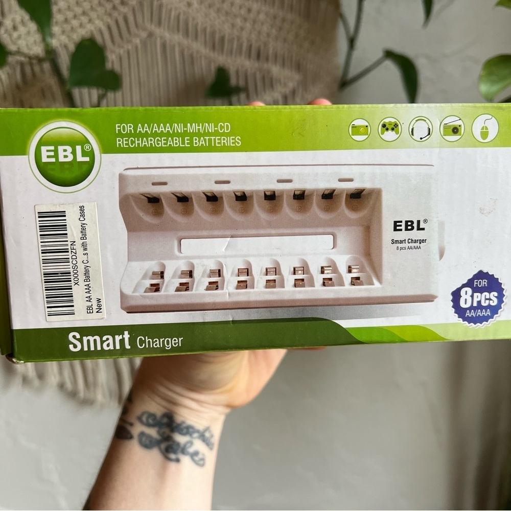 EBL Smart Battery Charger – 8-Slot AA/AAA Ni-MH / Ni-Cd Charger – NEW in Box